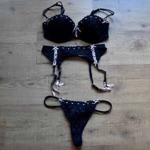 NWOT La Vie en Rose lace lingerie set with garter